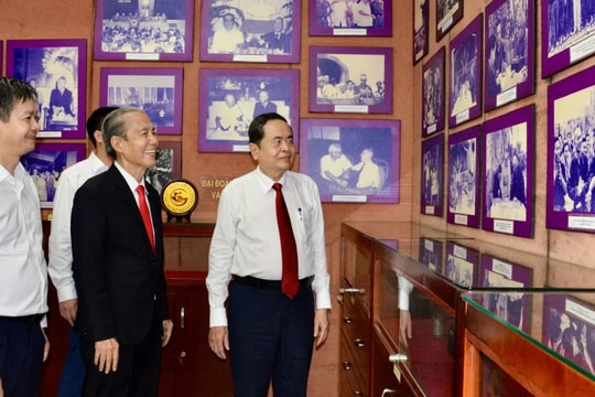 Chủ tịch Quốc hội Trần Thanh Mẫn thăm gia đình, tri ân cố Chủ tịch Quốc hội Nguyễn Hữu Thọ