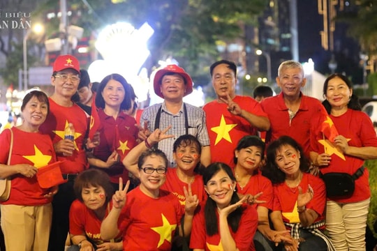 Hàng vạn người dân phấn khởi chờ xem diễu binh, diễu hành