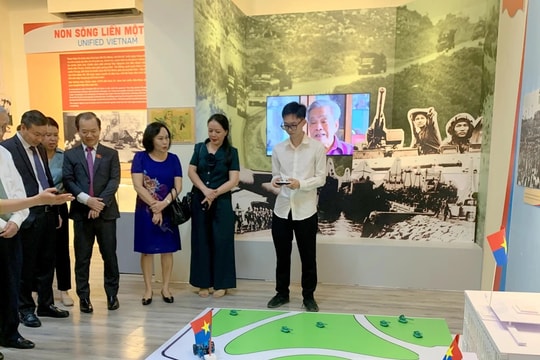 Thời khắc lịch sử xe tăng húc đổ cổng Dinh Độc Lập