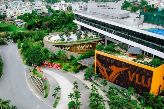 Trường ĐH Văn Lang xác minh, xem xét kỷ luật sinh viên vô lễ khi xem diễu binh 