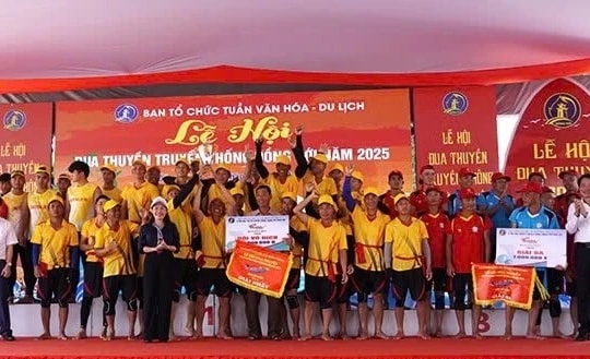 Hàng nghìn người đội nắng xem đua thuyền trên sông Nhật Lệ