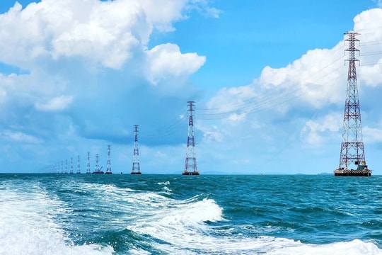 Điện vươn khơi, thắp sáng biển đảo Tổ quốc