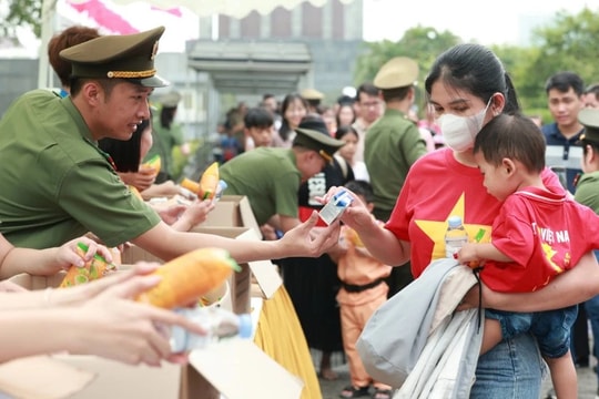 Hà Nội tặng 50.000 suất quà cho khách viếng Lăng Bác dịp 30.4 - 1.5