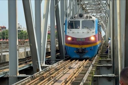 Thủ tướng Chính phủ Phạm Minh Chính chỉ đạo đẩy nhanh tiến độ dự án đường sắt Lào Cai - Hà Nội - Hải Phòng