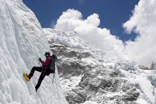 Nepal siết chặt điều kiện cấp phép leo núi Everest