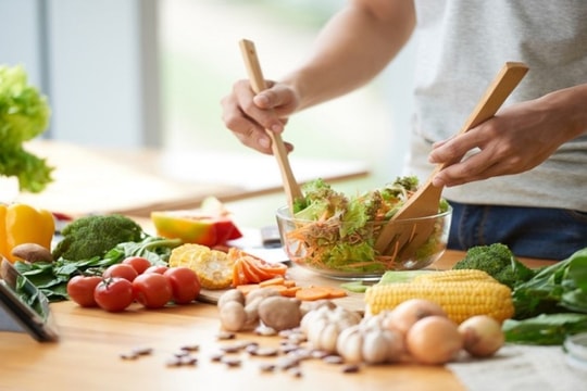 Mẹo ăn uống lành mạnh và kiểm soát cân nặng trong dịp lễ