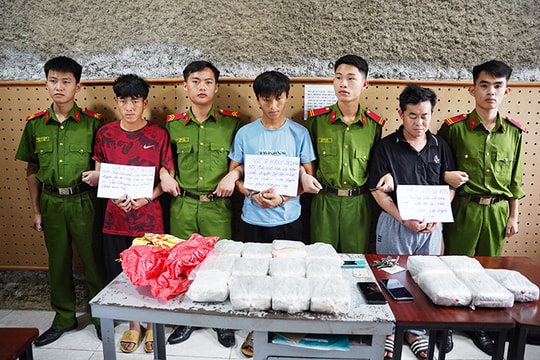 Bắt giữ ba đối tượng vận chuyển 50 bánh hồng phiến