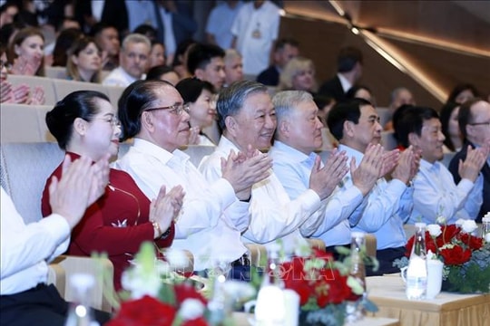 Tổng Bí thư Tô Lâm dự chương trình nghệ thuật “Bài ca chiến thắng”