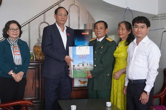 Phó Chủ tịch Quốc hội, Thượng tướng Trần Quang Phương tưởng niệm các anh hùng liệt sĩ hy sinh tại Côn Đảo