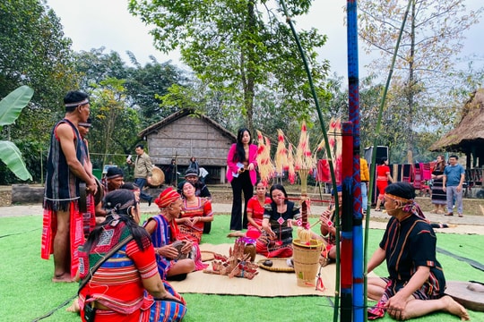 Bác Hồ với cộng đồng các dân tộc Việt Nam