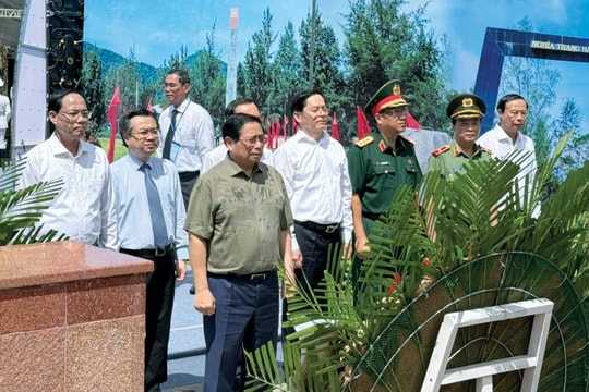 Thủ tướng Phạm Minh Chính dâng hương tri ân các Anh hùng liệt sĩ và thăm cựu tù tại Côn Đảo