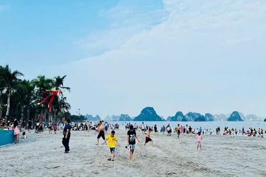 Quảng Ninh: Tổng thu du lịch 3 ngày đầu nghỉ lễ ước đạt hơn 2.100 tỷ đồng