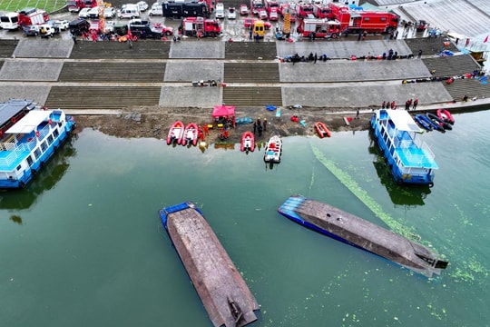 Lật thuyền du lịch ở Quý Châu, Trung Quốc, 9 người chết, 1 người mất tích