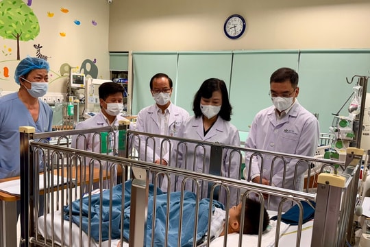 Bộ trưởng Bộ Y tế Đào Hồng Lan thăm cháu bé bị công nông cán qua người