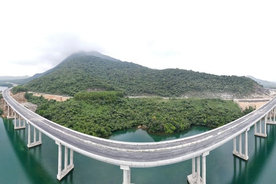 Vẻ đẹp những cây cầu cạn trên tuyến cao tốc Vũng Áng - Bùng qua Hà Tĩnh