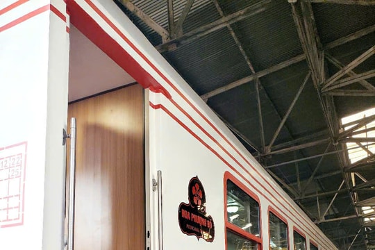 Khai trương đoàn tàu “Hoa Phượng Đỏ” mừng 70 năm Giải phóng Hải Phòng