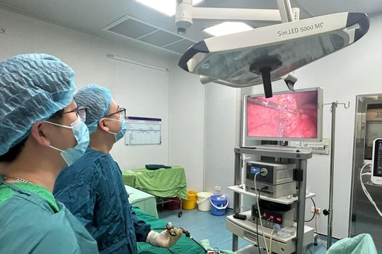 Hy hữu: Đang cắt cỏ, người đàn ông bị viên sỏi bắn gây thủng ruột