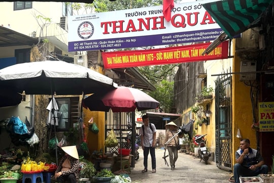 Hà Nội: Vữa trần phòng học rơi từng mảng, một học sinh phải bó bột chân