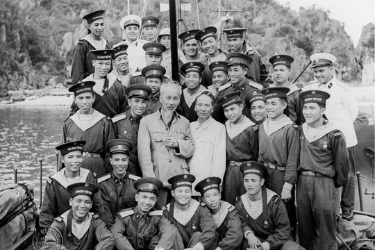 Triển lãm “Hồ Chí Minh đẹp nhất tên Người” tại Lễ hội Làng Sen