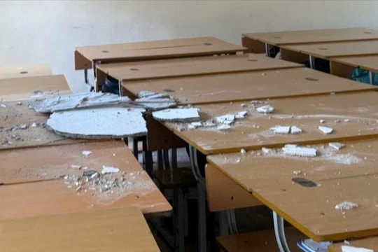 Vụ vữa trần lớp học ở Hà Nội rơi trúng học sinh: UBND quận vào cuộc