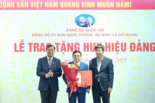Đảng ủy Ủy ban Quốc phòng, An ninh và Đối ngoại trao tặng Huy hiệu Đảng