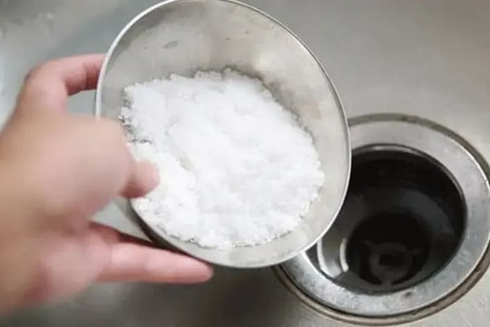 Uống nhầm bột thông cống, trẻ 2 tuổi bị bỏng nặng