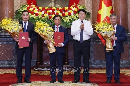 Chủ tịch nước Lương Cường trao quyết định bổ nhiệm 3 Phó Chủ nhiệm Văn phòng Chủ tịch nước