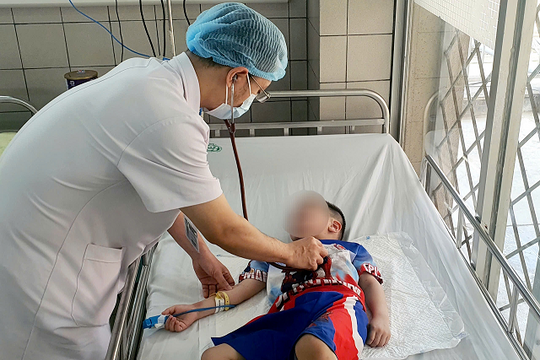 Hy hữu: Bé trai 5 tuổi tự “thắt cổ” vì nghịch dây rút quần