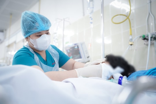 Bé trai 9 tuổi hôn mê vì cành cây rơi trúng đầu khi dừng xe chờ đèn đỏ