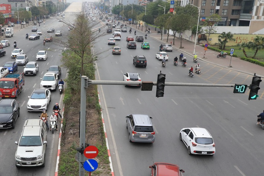 Đèn xanh đếm ngược về 0 nhưng không chuyển đỏ tại nút giao Đàm Quang Trung – Cổ Linh: Người tham gia giao thông lúng túng, nguy cơ tai nạn rình rập