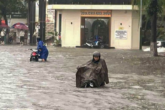 Mưa lớn kéo dài, nhiều tuyến đường ở Bình Dương, TP. Hồ Chí Minh ngập nặng