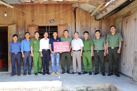Công an Lâm Đồng chung tay xóa nhà tạm, nhà dột nát