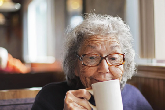 Uống hơn 4 tách cà phê mỗi ngày giúp bạn già đi mạnh khoẻ