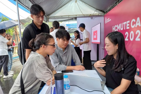 TP. Hồ Chí Minh: Sinh viên đội mưa xếp hàng ứng tuyển việc làm