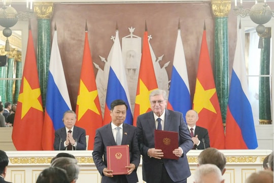 Tổng Bí thư Tô Lâm và Tổng thống Nga Vladimir Putin chứng kiến trao văn bản thỏa thuận hợp tác giữa Đại học Quốc gia Hà Nội và MGIMO (Liên bang Nga)