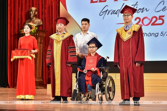 Nam sinh "10 năm được bạn cõng đến trường" nhận bằng Giỏi tốt nghiệp Đại học Bách khoa Hà Nội