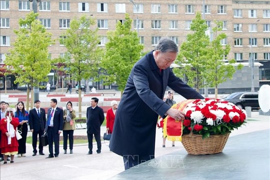 Tổng Bí thư Tô Lâm và Phu nhân dâng hoa tưởng nhớ Chủ tịch Hồ Chí Minh và Tổng Bí thư Lê Duẩn tại Moskva