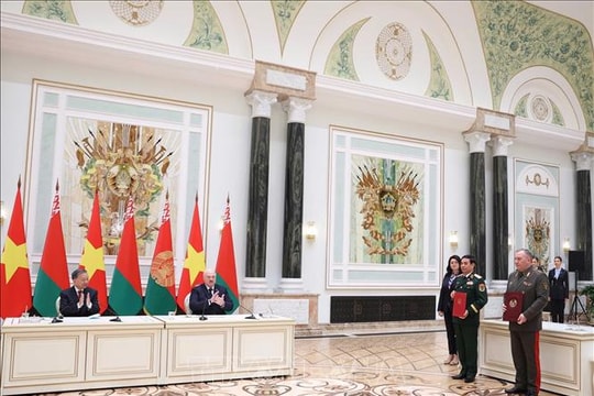 Tổng Bí thư Tô Lâm và Tổng thống Aleksandr chứng kiến lễ ký các văn kiện hợp tác giữa Việt Nam - Belarus