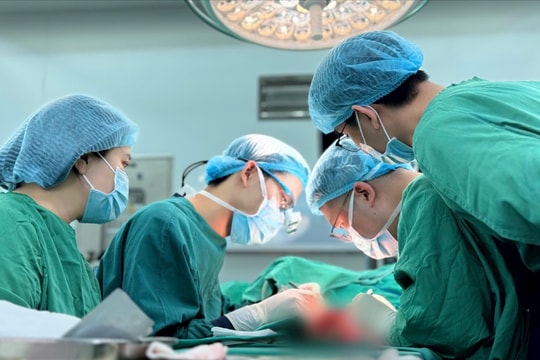 Vi phẫu khẩn cấp "cứu sống" ngón tay đứt lìa của nam thanh niên