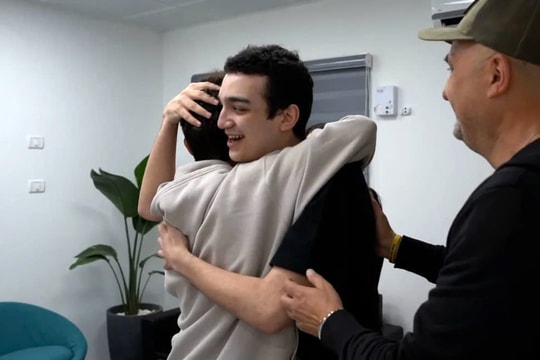 Con tin người Mỹ cuối cùng đoàn tụ với gia đình sau khi được Hamas trả tự do