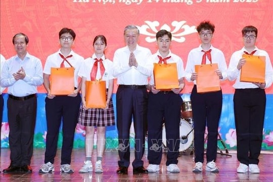 Thúc đẩy đổi mới sáng tạo, chuyển đổi số trong trường học, không để học sinh nào bị bỏ lại phía sau