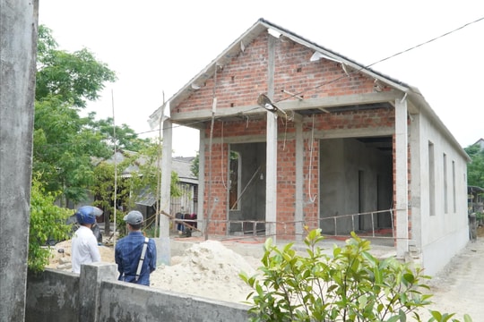 Quảng Trị: "Nóng'' tình trạng xây nhà không phép trong khu quy hoạch cảng biển Mỹ Thủy, người dân và chính quyền nói gì?