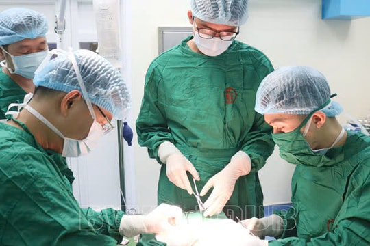 Người mẹ hiến thận, hồi sinh cuộc đời con trai mắc suy thận giai đoạn cuối