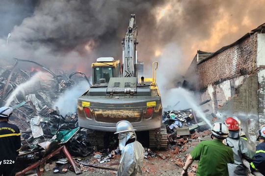 Cảnh sát PCCC & CNCH bị thương vẫn cố gắng chỉ huy đến khi khống chế triệt để vụ cháy nhà xưởng