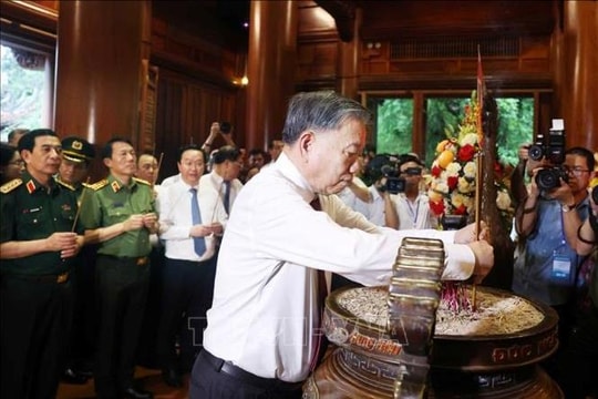 Tổng Bí thư Tô Lâm dâng hương tưởng nhớ Chủ tịch Hồ Chí Minh tại Nghệ An