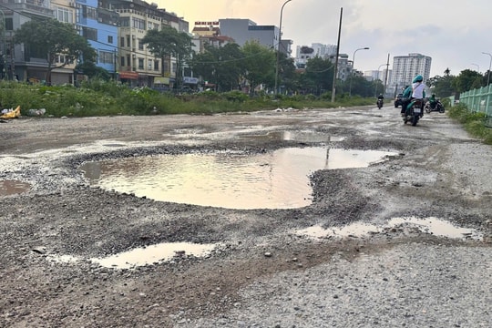 Xuất hiện con đường "đau khổ" ở Thủ đô, cư dân góp tiền phun nước cả ngày để chống bụi bẩn