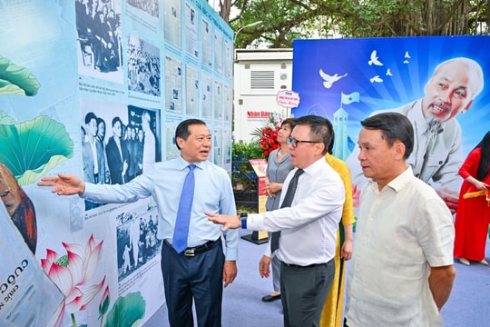 Báo Nhân Dân khai mạc triển lãm và ra mắt ấn phẩm đặc biệt kỷ niệm 135 năm Ngày sinh Chủ tịch Hồ Chí Minh