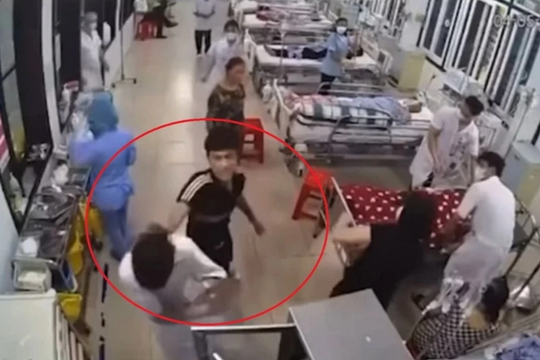 Báo động tình trạng bạo hành nhân viên y tế