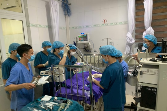 Hai bệnh viện phối hợp cứu sống bệnh nhi 17 tháng tuổi ngừng tim do mắc dị vật khi ăn kẹo lạc