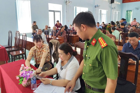 Công an xã Krông Na tích cực vận động người dân tham gia góp ý Hiến Pháp qua phần mềm VNeID